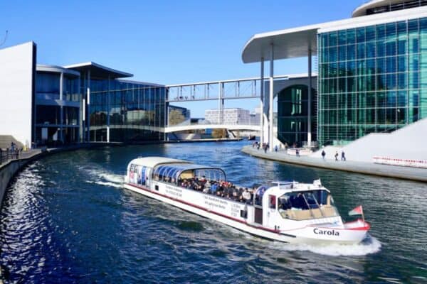 Getyourguide Berlin: 1-stündige Bootstour mit regensicherem Panoramadach und Guide